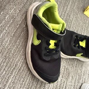 Nike Kids Black and Neon Green Sneakers